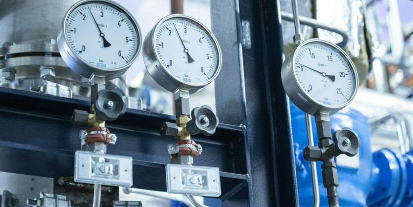 Messgeräte in einem Heizkraftwerk in Berlin-Schöneweide steht eine Flusswasser-Großwärmepumpe.