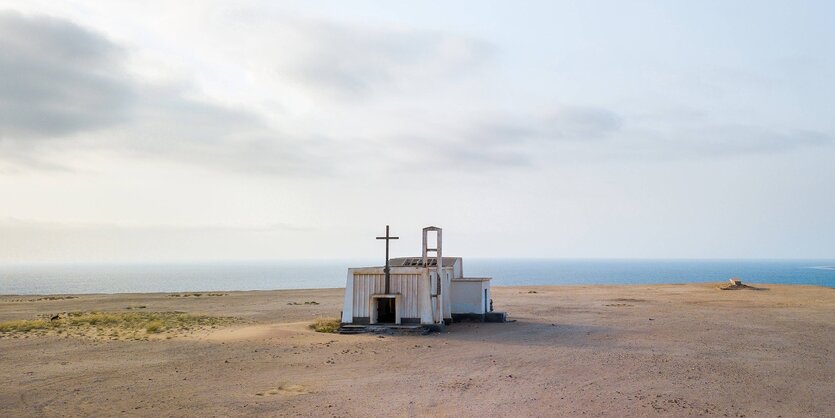 Eine kleine Kirche auf einem weiten Strand