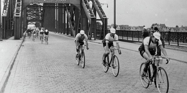 Deutschlandtour der Radprofis 1937, Düsseldorfer Rheinbrücke