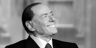 Berlusconi schwarz-weiß, der gen Himmel lächelt