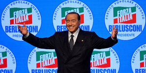 Silvio Berlusconi bei einer Parteiveranstaltung mit ausgebreiteten Armen