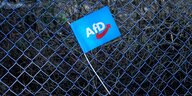 AfD-Fähnchen an einem Maschendrahtzaun