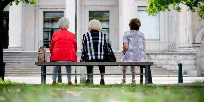 Seniorinnen auf der Bank