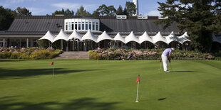 Ein Golfer trainiert auf dem Grün des Golfclubs Wannsee in Berlin.