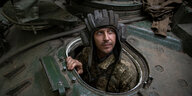 Ulkrainischer Soldat schaut aus einem Panzer