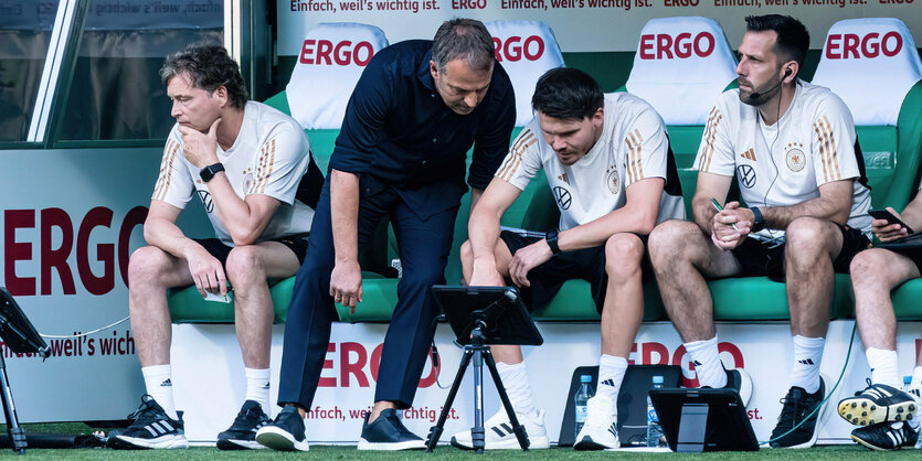 Das DFB-Trainerteam mit Hansi Flick auf der Bank