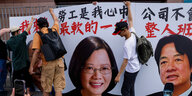 Plakat mit dem Bild taiwanesischen Präsidentin wird von Männern hochgereckt