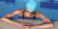 Die libanesische Special Olympics Schwimmerin Elissa Harik lehnt an der Kante eines Schwimmbeckens