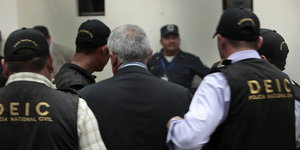 Polizisten führen den guatemalischen Ex-Präsidenten Pérez Molina ab.