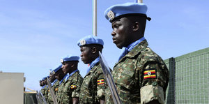 Afrikanische Soldaten stehen in einer Reihe