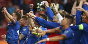 Jubelnde isländische Fußballer