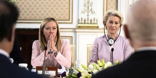 Giorgia Meloni und Ursula von der Leyen an einem Konferenztisch