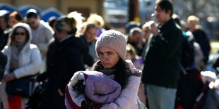 Flüchtlinge aus der Ukraine an einem Bahnhof