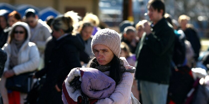 Flüchtlinge aus der Ukraine an einem Bahnhof