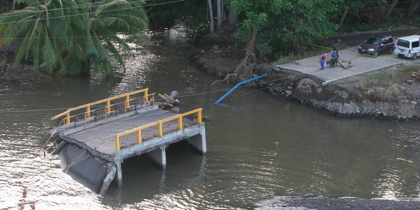 Zerstörte Straße in Dominica.