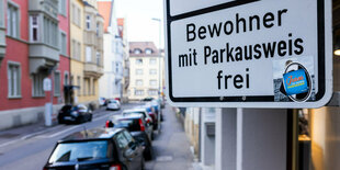 Ein Schild mit der Aufschrift "Bewohner mit Parkausweis frei"