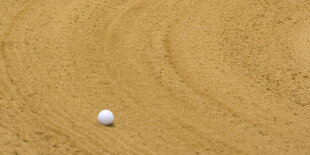 Golfball auf Sand