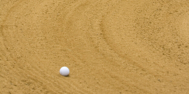 Golfball auf Sand