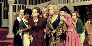 Sieben Frauen vor einer Treppe