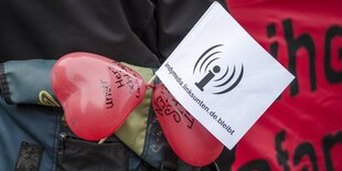 Rote Luftballons in Herzform und ein weißes Fähnchen auf dem indymedia.linksunten-de.bleibt zu lesen ist