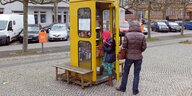 Zu einer „Bücherboxx“ umfunktionierte Telefonzelle