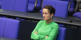 Zaklin Nastic sitzt auf einem Stuhl im Bundestag