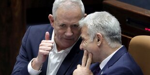 Benny Gantz (li) und Jair Lapid (re) sprechen miteinander