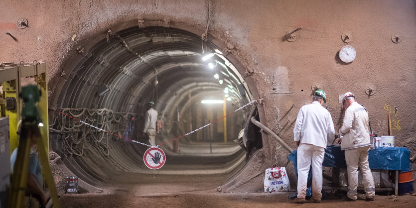 Mitarbeiter stehen im Atomendlager Schacht Konrad im Zufahrtsbereich für den Schacht 2.