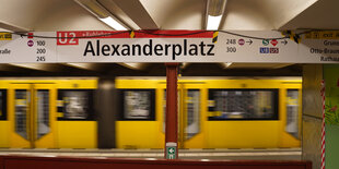 Blick auf eine abfahrende U2 am frühen Morgen am Alexanderplatz.