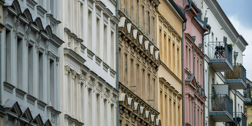 Blick auf sanierte Fassaden der Altbauwohnungen im Berliner Bezirk Prenzlauer Berg