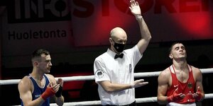 Ringrichter zeigt nach dem Kampf mit der Hand auf den Sieger Murat Yildirim