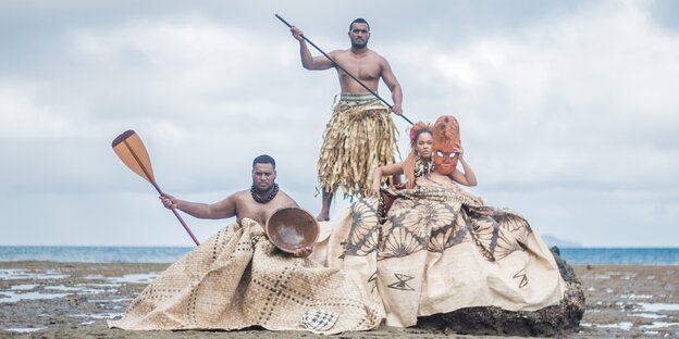 Drei "Pacific Water Warriors" am Ufer in ritueller Bekleidung