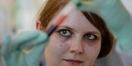Eine Medizinisch Technische Assistentin schaut sich eine Blutprobe in einem Reagenzglas mit an, Archivfoto