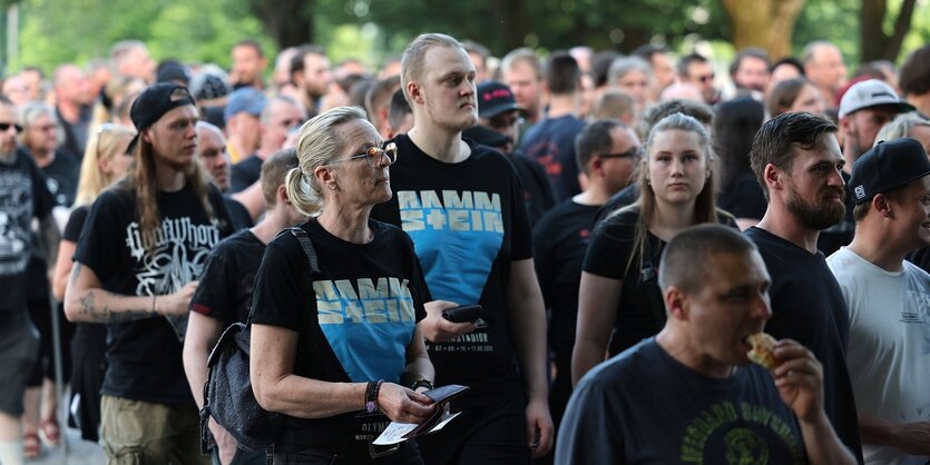 Rammstein Fans, zwei tragen T-shirts mit dem Logo der Band