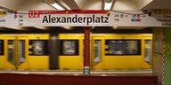 Das Foto zeigt den U-2 Bahnsteig im Bahnhof Alexanderplatz.