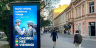 Eine Werbetafel für die NATO in einer Straße in Vilnius
