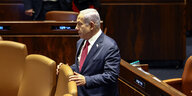 Netanjahu in der Knesst, er schaut skeptisch