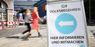 Auf einem Plakat steht: G9 Volksbegehren. Hier informieren und mitmachen