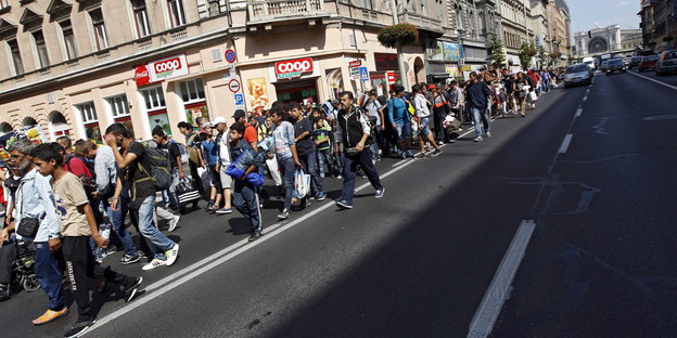 Eine lange Reihe Menschen auf einer Budapester Straße