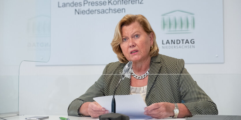 Die Landesdatenschutzbeauftragte Barbara Thiel sitzt bei einer Pressekonferenz hinter einem Mikrofon.