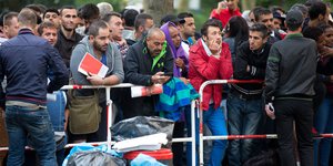 Flüchtlinge warten vor der Erstaufnahmestelle in Berlin