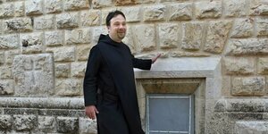 Benediktinerpater Nikodemus Schnabel, Sprecher der Jerusalemer Dormitio-Abtei, am 27.07.2015 vor der Dormitio-Abtei auf dem Jerusalemer Zionsberg