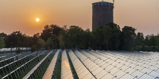 Solarpanele im Sonnenuntergang