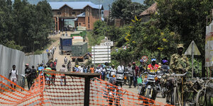 Eine leicht abschüssige Straße mit vielen Passanten in der Stadt Mpondwe