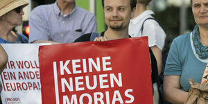 Demonstrant mit einem Schild mit der Aufschrift "Keine neuen Morias" beim Grünen-Länderrat in Bad Vilbel