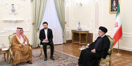 Außenminister Saudi-Arabiens sitzt zusammen mit Irans Präsident in einem Raum