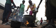 Menschen bereiten in Sudan Essen auf offener Straße zu