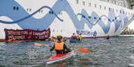 Klimaaktivist*innen versuchen auf Kanus und aufblasbaren Booten das Kreuzfahrtschiff «Aida Diva» am Auslaufen zu hindern