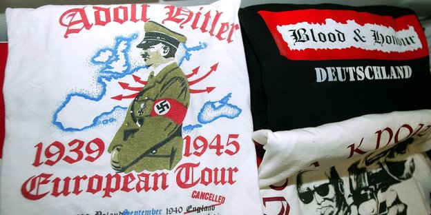 T-Shirts mit Naziaufdruck.
