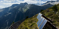 Blick auf Solarpaneele, die auf Lawinenverbauungen in den Walliser Alpen installiert sind
